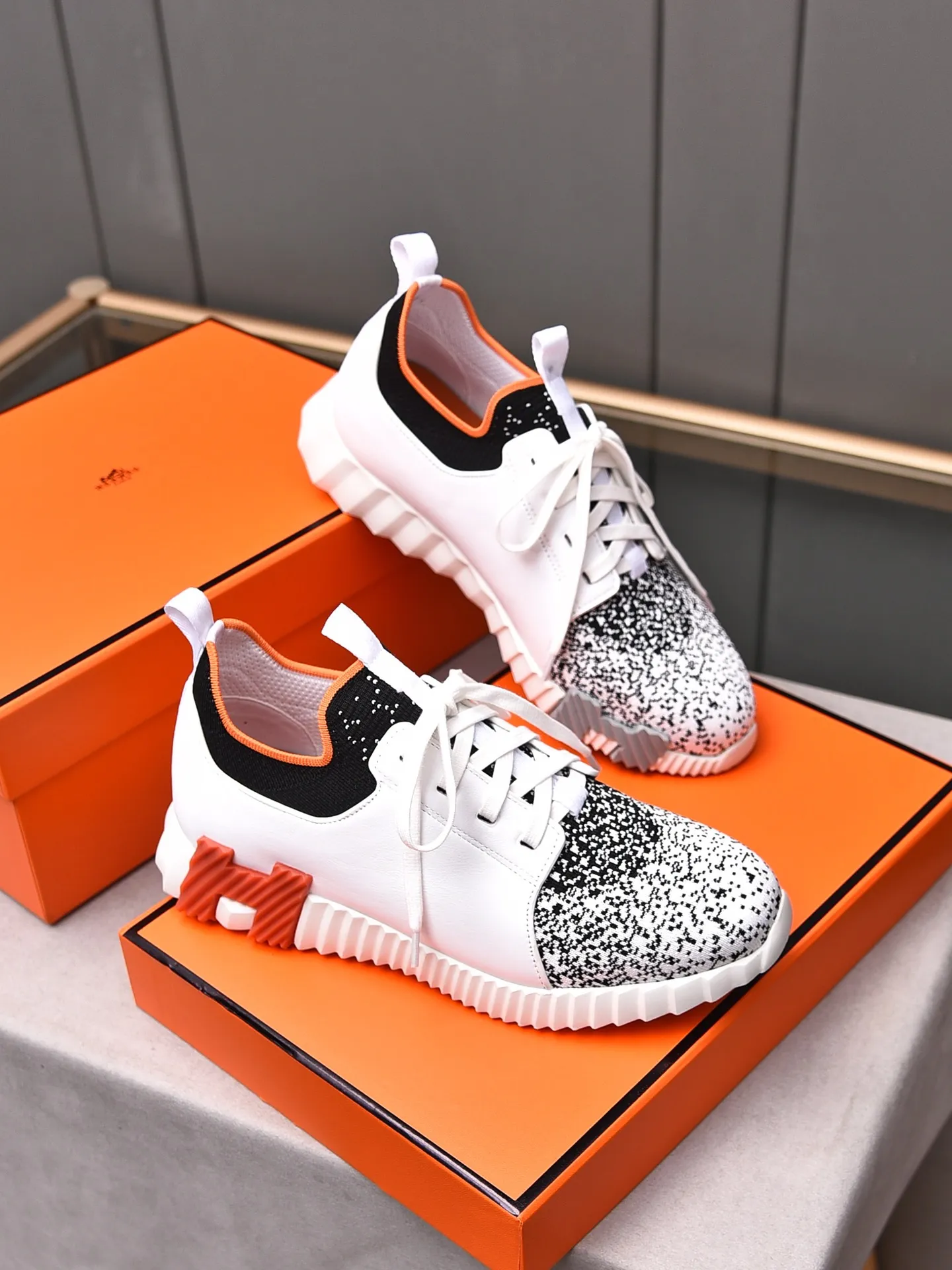 Factory price PP600 [Hermes] fe new arrival~ New Bouncing sneakers are the most comfortable shoes from Hermès, no one else⃣️. They are very light on the feet and look great. You won’t feel tired even when you go shopping and running around. 👍 Very light and comfortable, very light, suitable for both sports and leisure, and feel great when you step on them! It’s up to you to choose, there’s always what you want~ ✔️Fabric: Imported first-layer cowhide + high-elastic fly weave ✔️Inner lining: Imported water-dyed cow lining ✔️Outsole: Seamless combination of IP+TPU (multi-color letters) German technology irradiation machine ✔️Code number: Male 38-44 (45 customized)